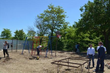 В Ванновском поселении устанавливают воркаут площадку